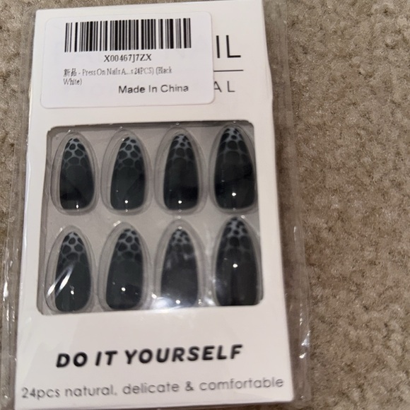 Black Press on Nails Almond Short Medium Fake Nails Glue on Nails NIP - Picture 6 of 7